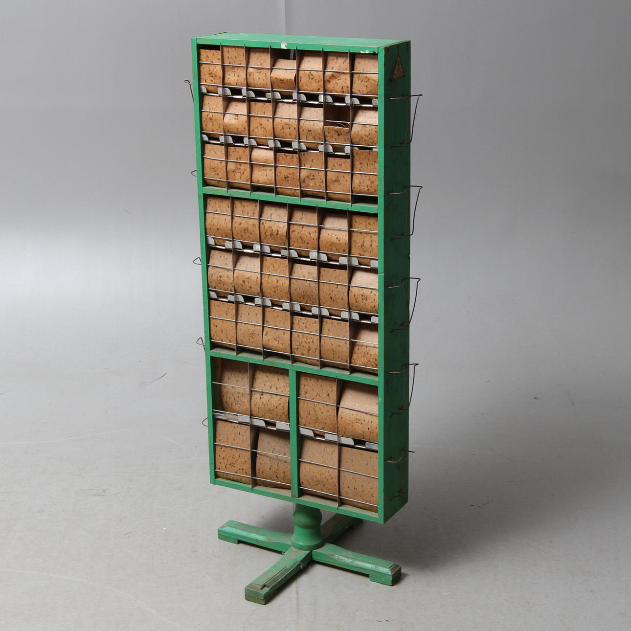 STÄLL FÖR FRÖPÅSAR, plakettmärkt "Bertil Gustafssons Fröhandel Ab Gnesta", 1900-tal.