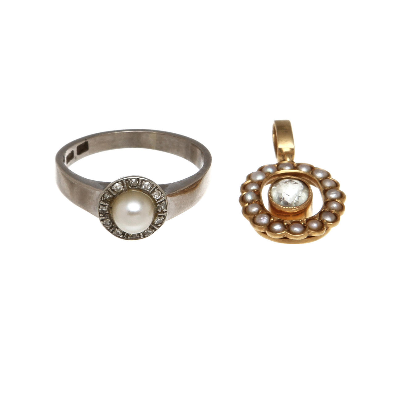 HÄNGE samt RING, 18K guld med odlade pärlor samt diamanter i ring, totalt ca 0,13 ct. Vikt 6,3 g.