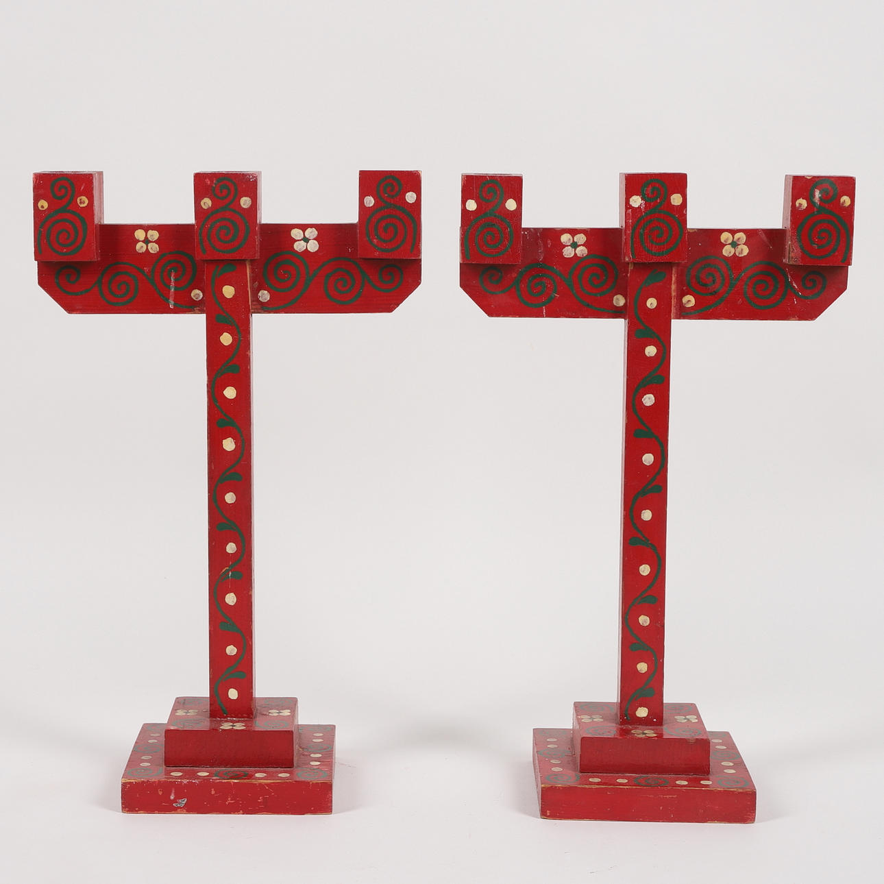 LJUSSTAKAR, ett par, bemålad trä, röd.