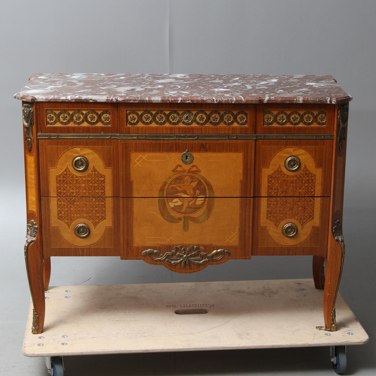 BYRÅ med stenskiva, gustaviansk stil, 1900-tal.