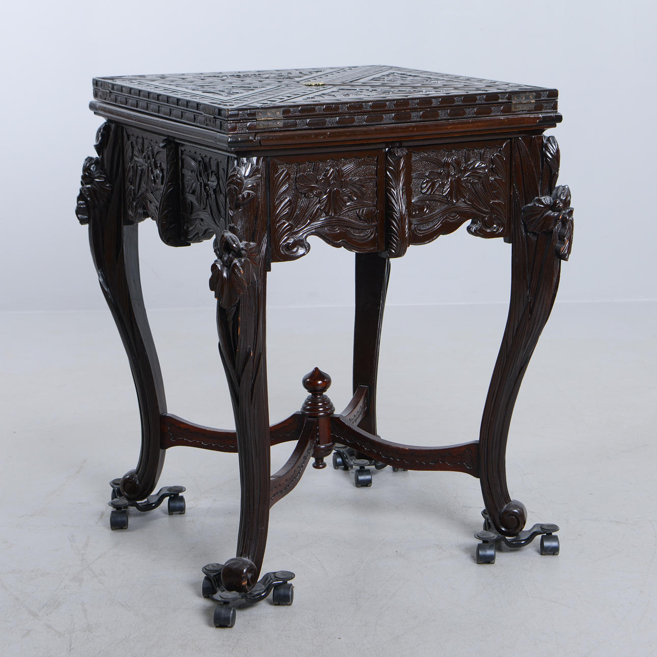 Ein orientalischer Tisch, 20. Jahrhundert.