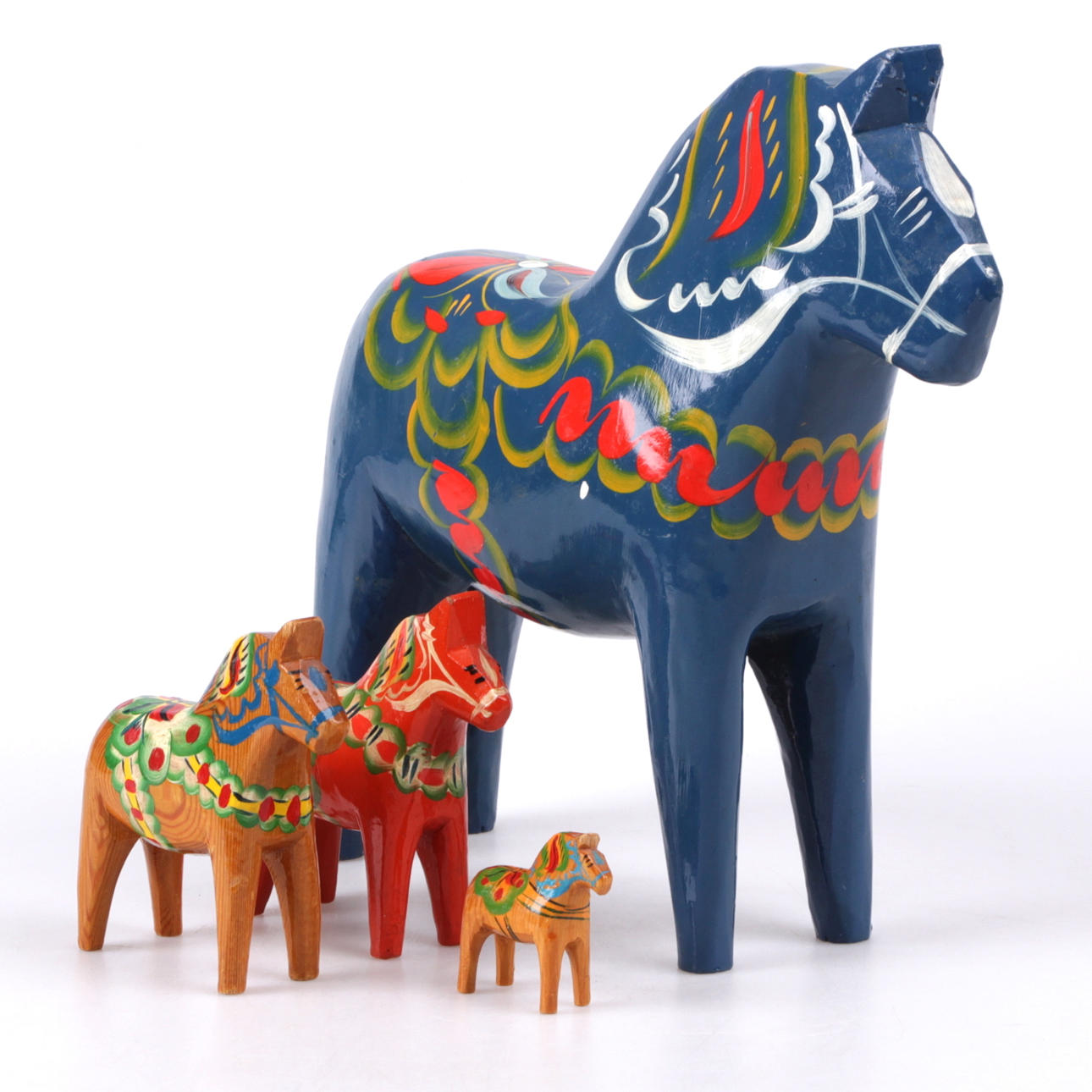 DALAHÄSTAR, 4 st. Delvis Nils Olsson, Hemslöjd Nusnäs, 1900-tal.