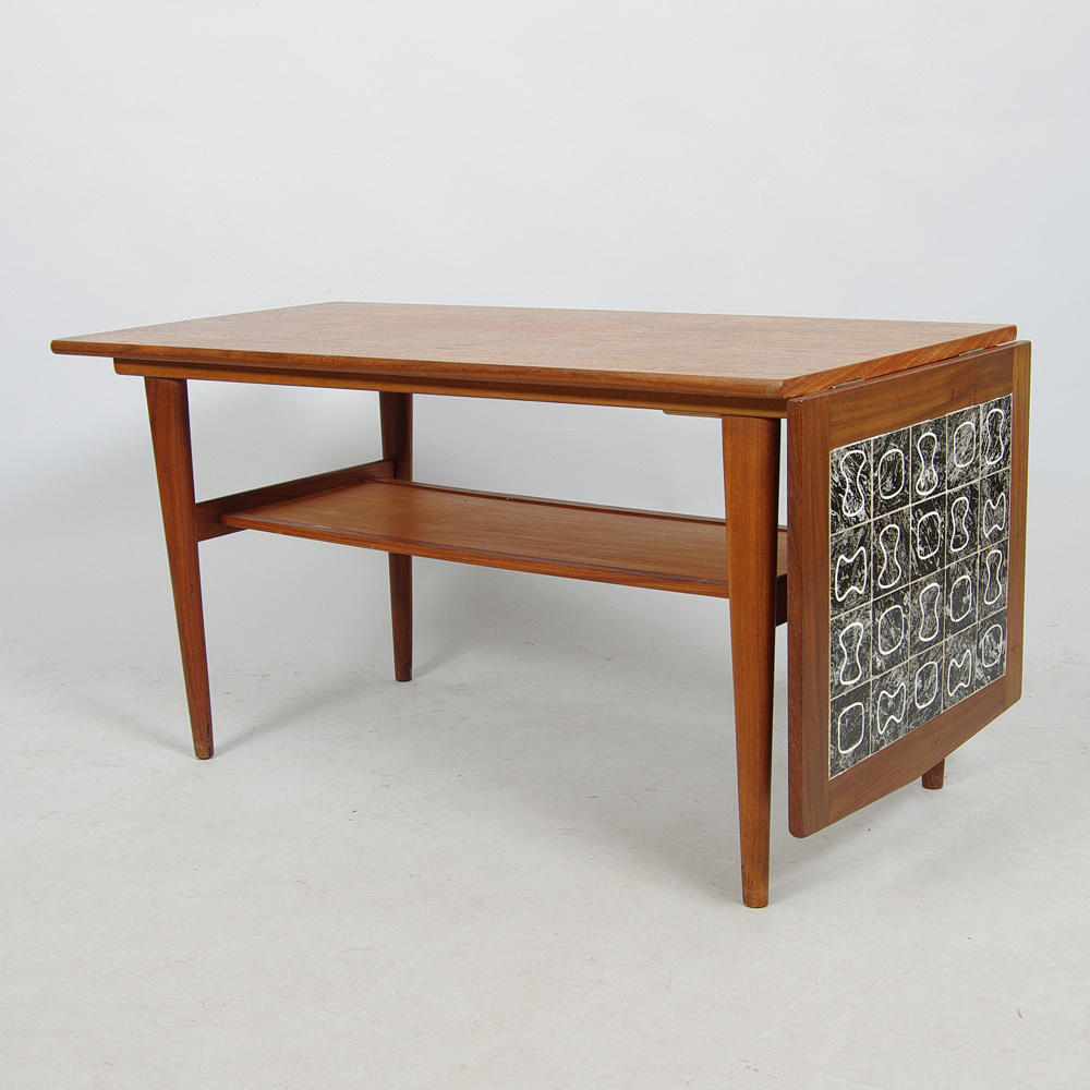 SOFFBORD MED HYLLA OCH KLAFF, teak med kakelskivor, 1900-talets mitt.