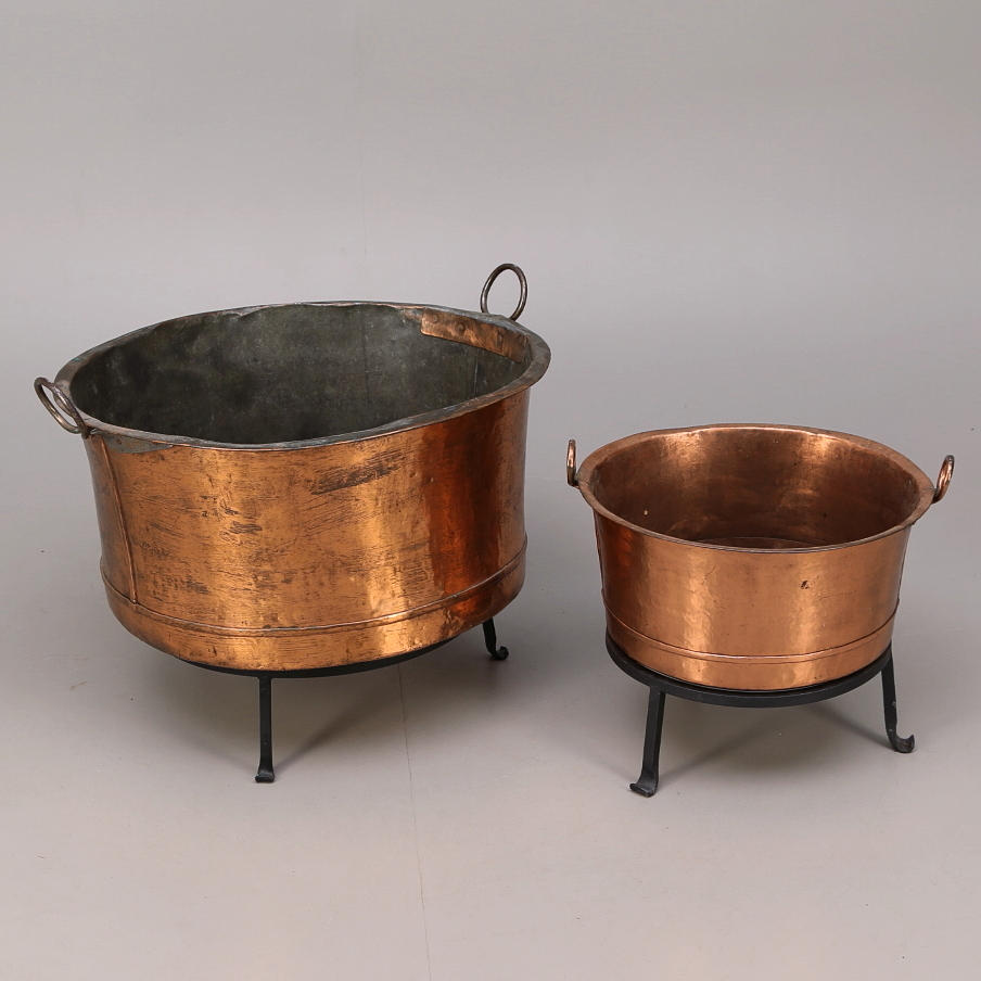 TVÄTTGRYTOR, koppar 2 st, på benställning i smide.