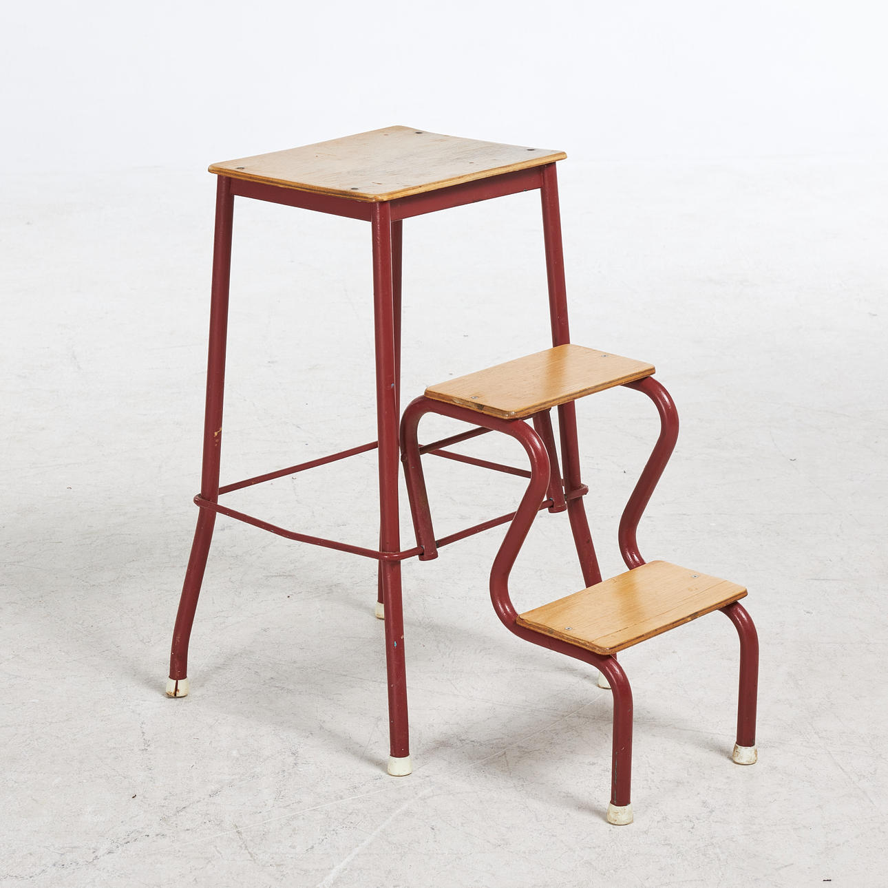 TRAPPOOL. 1950/60'erne, foldetrappe, malet metal og træ.