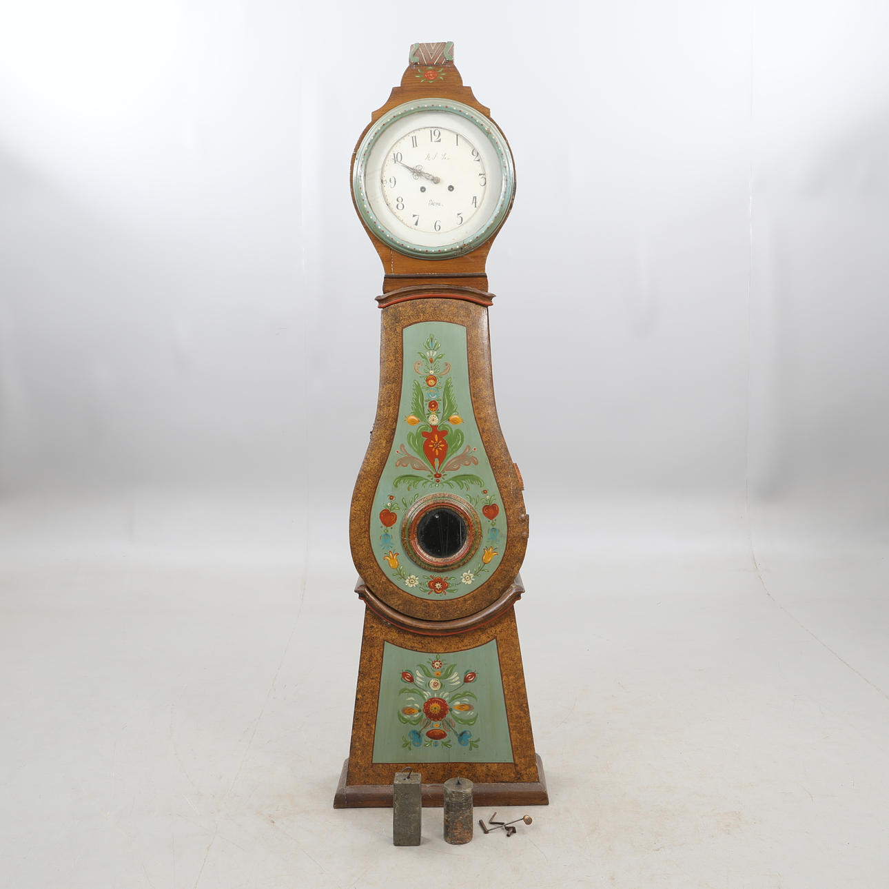 Un reloj de suelo común del siglo XIX.