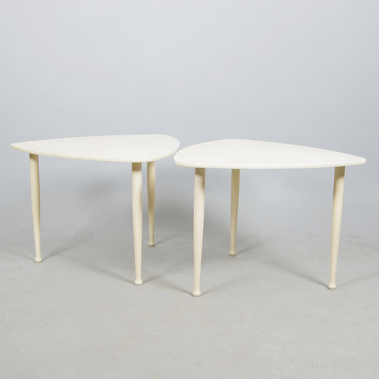 LAMPBORD, 1 par, vitmålade, 1900-talets mitt.