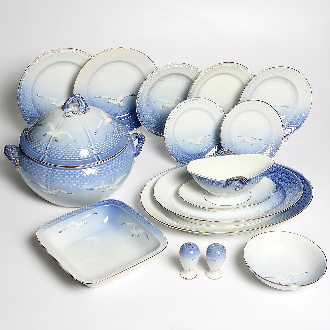 MATSERVIS, 63 delar, porslin, "Blå måsen", mestadels helblond, Bing & Gröndahl, Danmark.