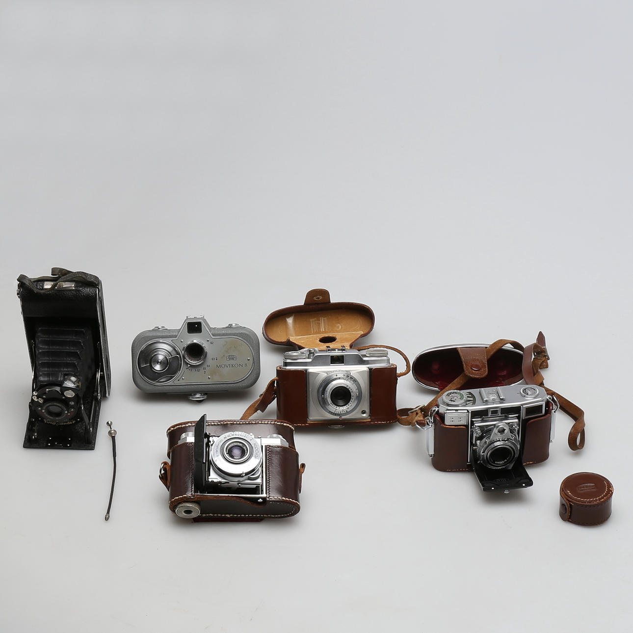 PARTI KAMEROR/FILMKAMERA, 4 delar, bl, a Kodak, Zeiss och Movikon.