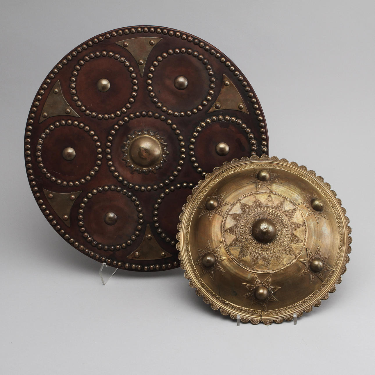 SKÖLDAR, 2 st, Skottland, prydnadssköld Indonesien.