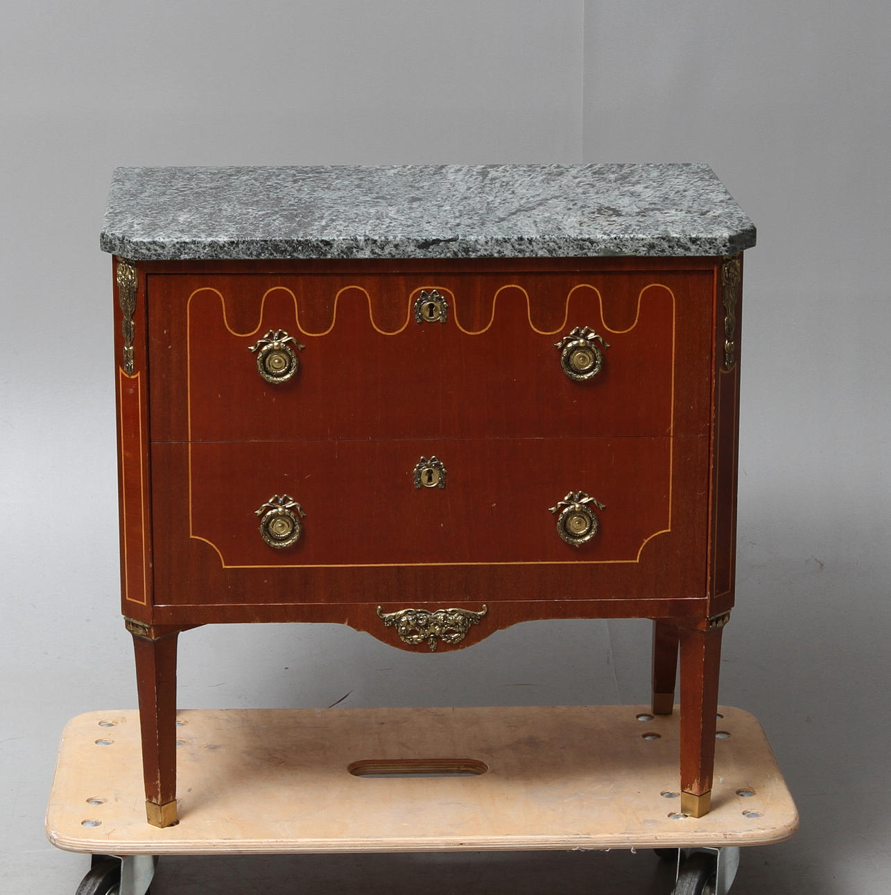 BYRÅ med stenskiva, gustaviansk stil, 1900-tal.