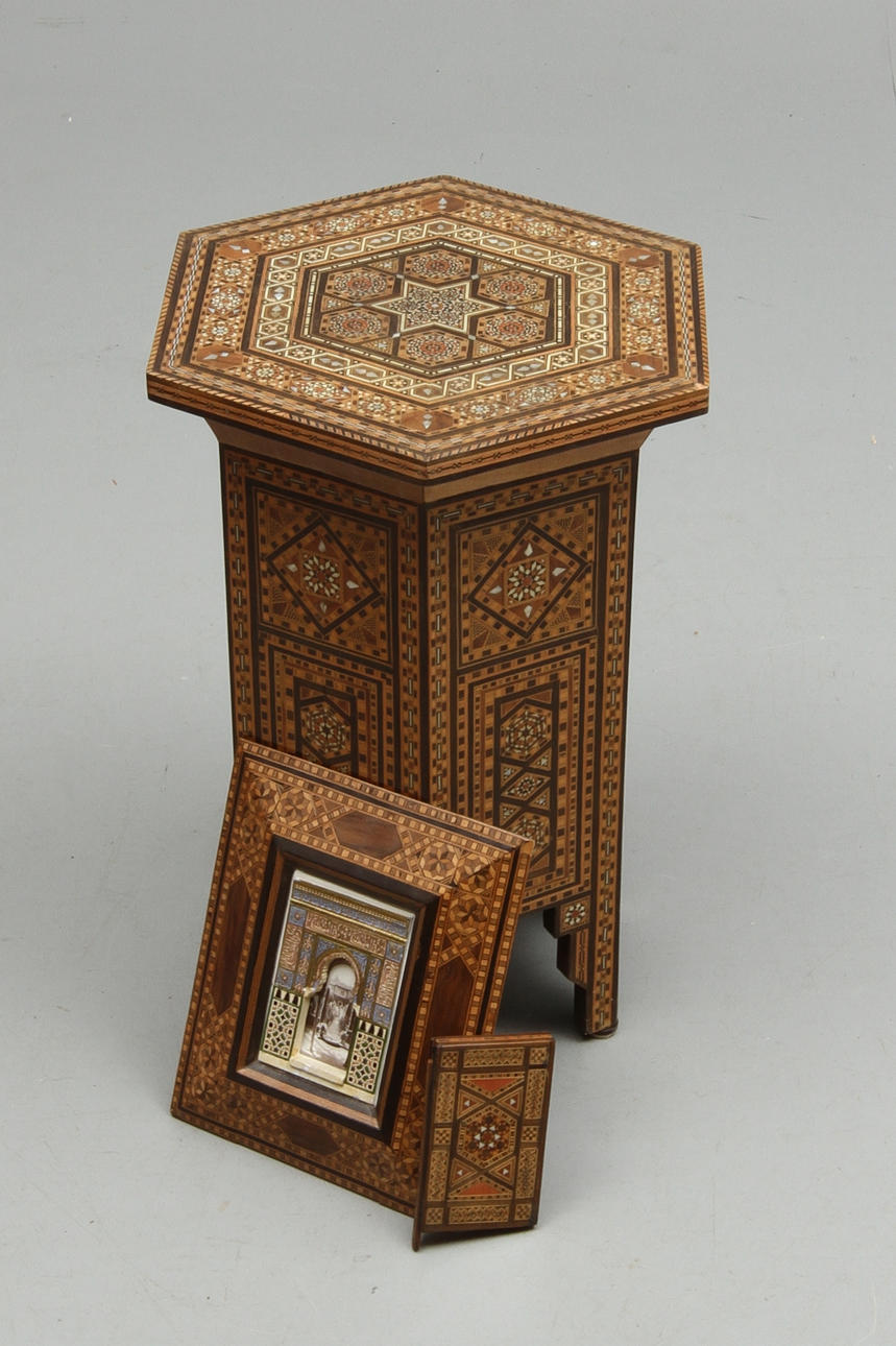 BORD, RAM samt CIGARETTASK, orientaliska, 1900-tal.