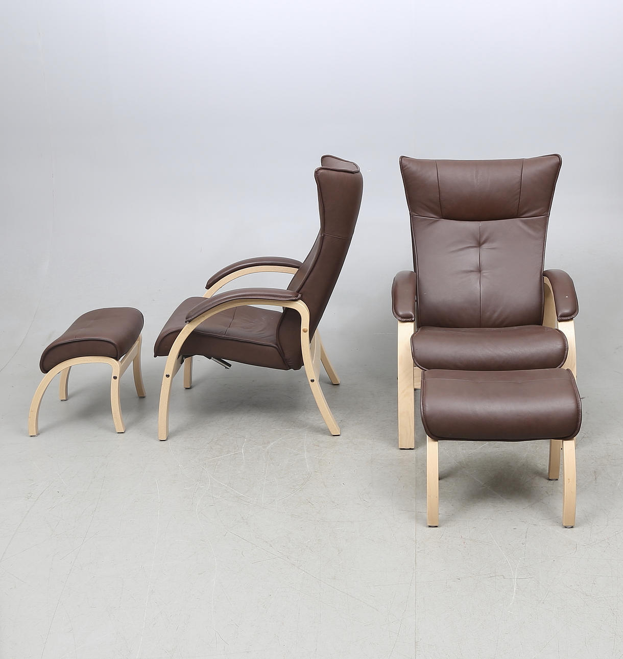 FÅTÖLJER med FOTPALLAR, ett par, 2000-tal.