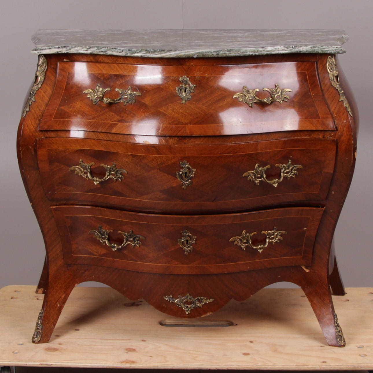 BYRÅ, med stenskiva, rokokostil, 1900-tal.