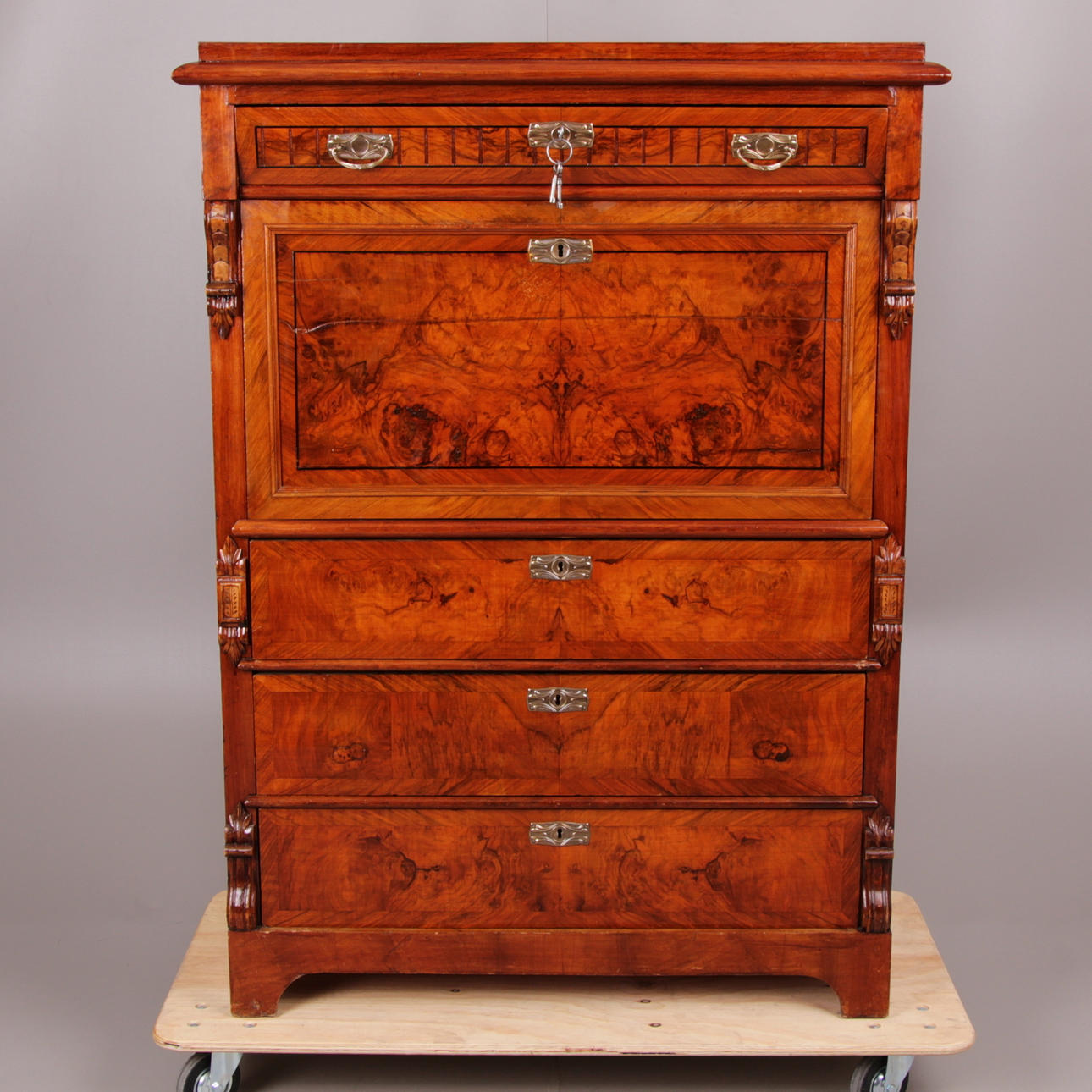 CHIFFONJE, omkring sekelskiftet 1900.