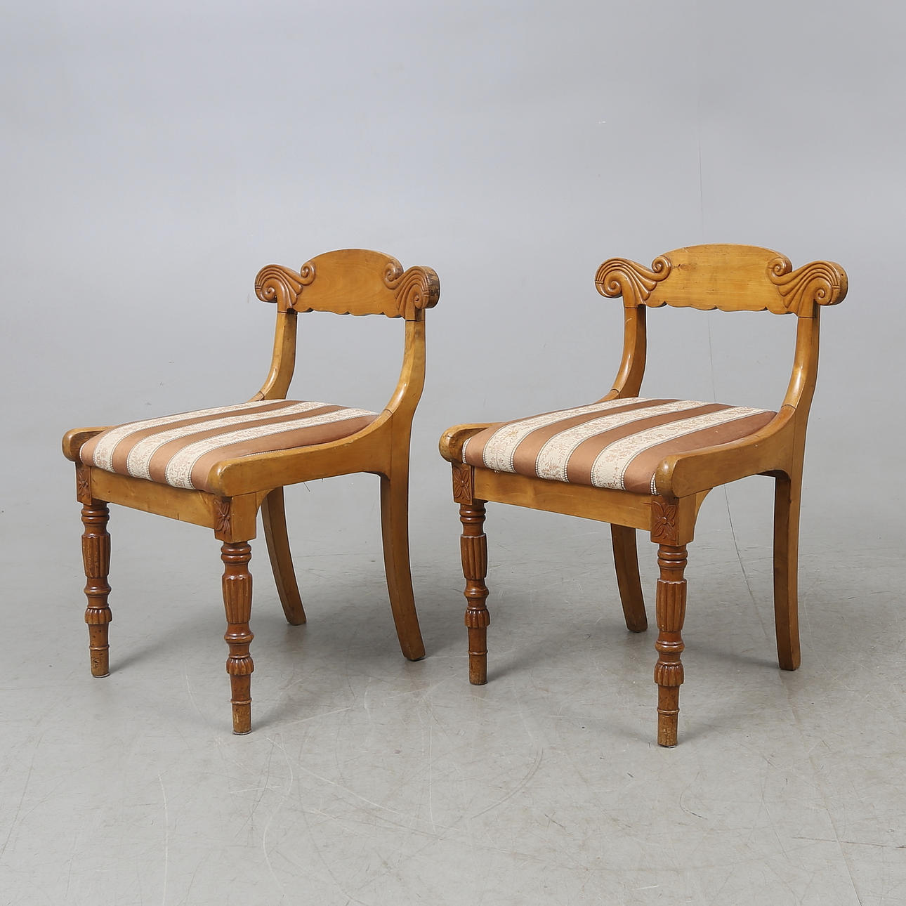 TABURETTER, ett par, 1800-tal.