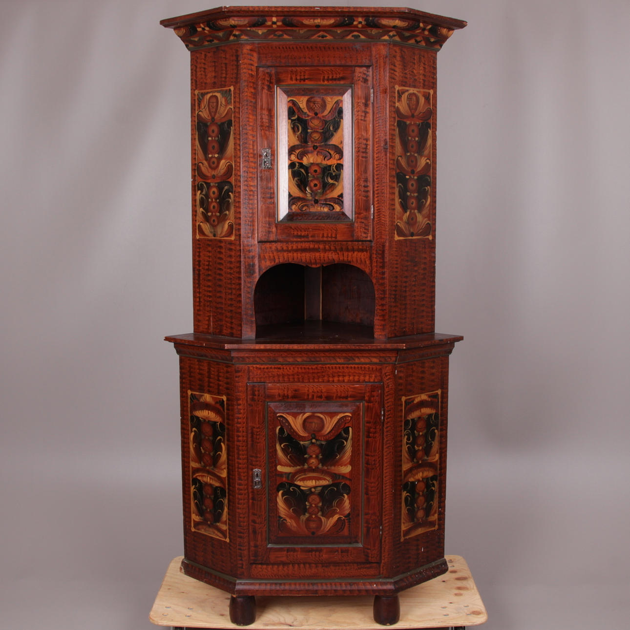 HÖRNSKÅP, allmogestil, 1900-talets första hälft.