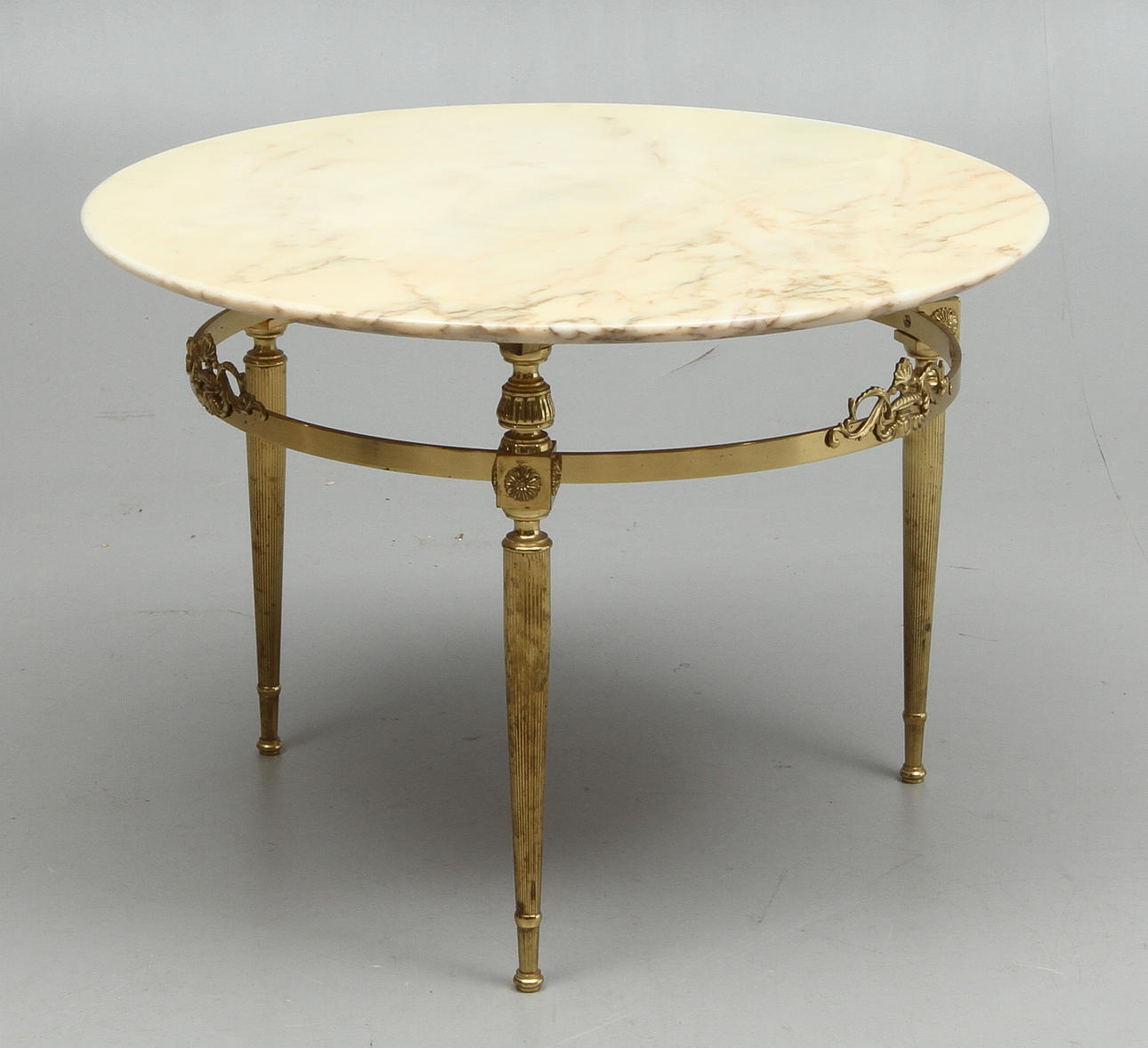 BORD med stenskiva, underrede i mässing, 1900-tal.