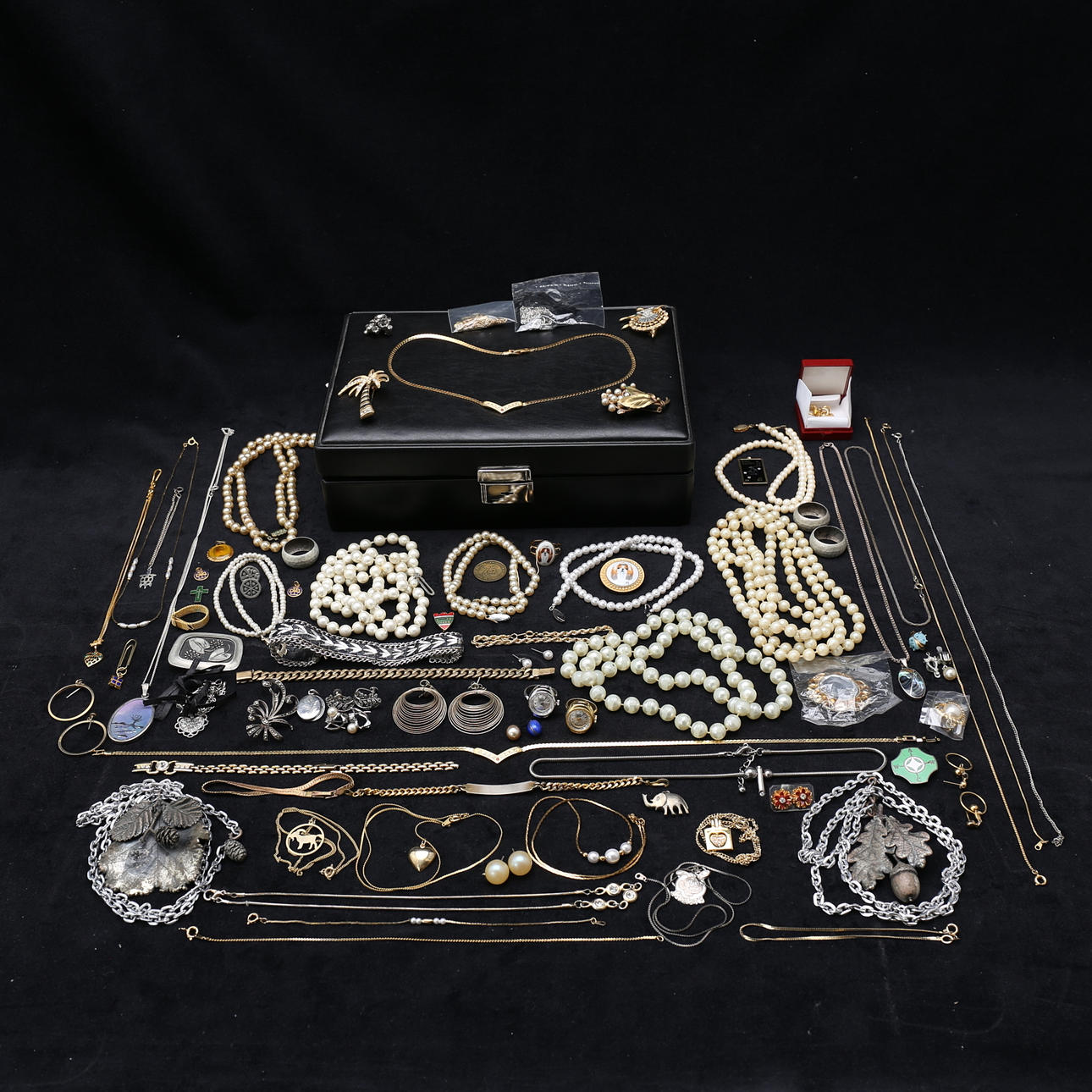 SMYCKEN samt BIJOUTERIER.