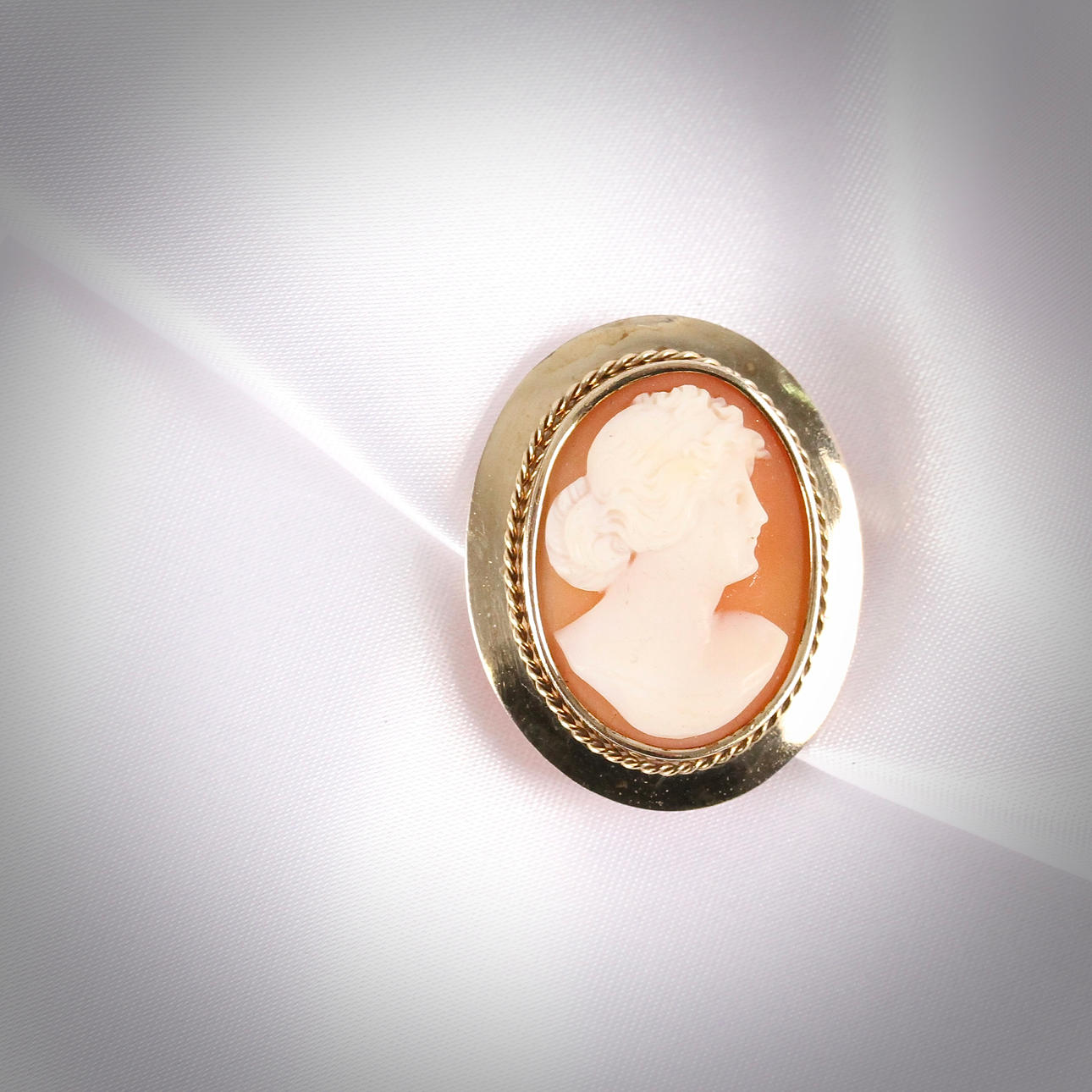 RINTANEULA, hopeaa kullattua kamelia, 1951.