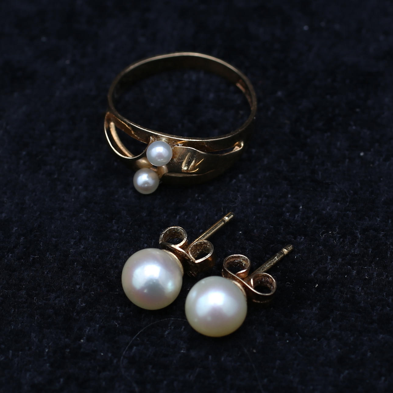 RING samt ÖRHÄNGEN, 18 k guld med pärlor, 3,2 gram.