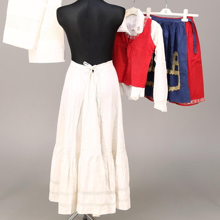 FOLKDRÄKT, barnstorlek, UNDERKJOL och ÖRNGOTT med knypplad spets.