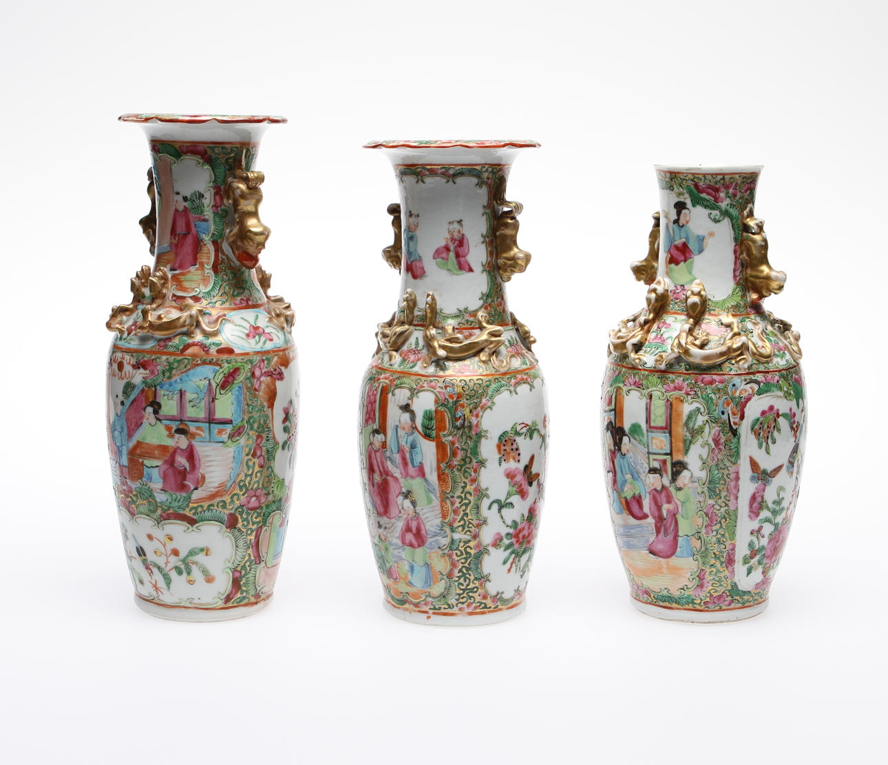 VASER, 3 stycken, TALLRIKAR 2 stycken samt ett FAT, Kanton, Kina. 1800-t andra hälft.