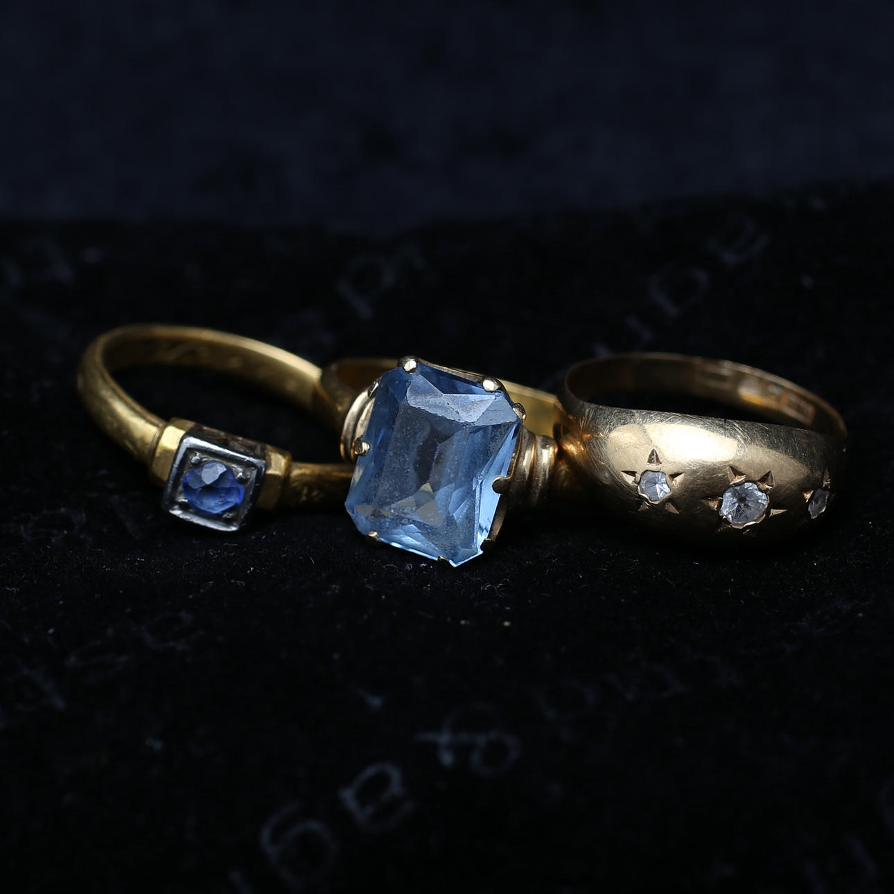 RINGAR, 3 18 samt 23 k guld, 15,4 gram.