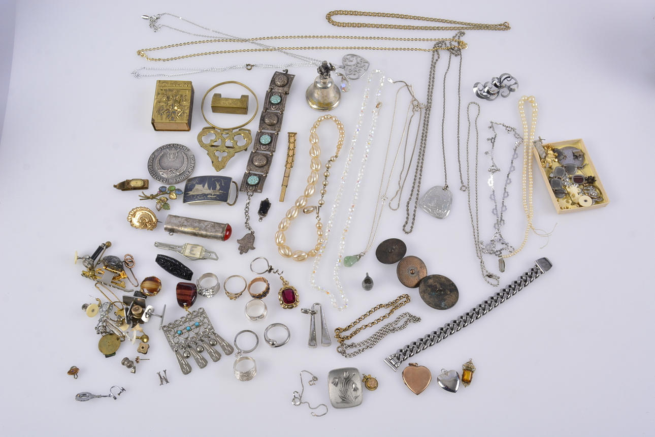 LOT JEWELLERY, in einer Schachtel.