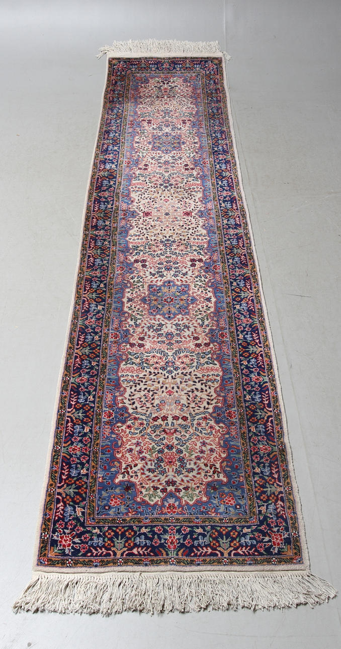 GALLERIMATTA, orientalisk, ca 303 x 70 cm.