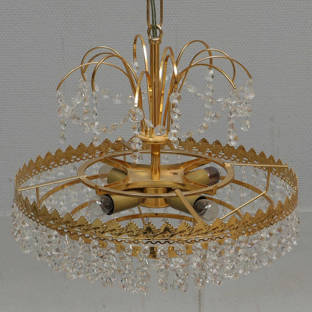 KRISTALLKRONA, prismor & mässing.