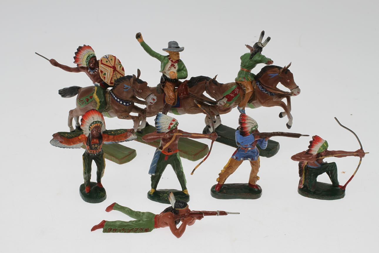 ELASTOLIN WESTERN-figurer 3 ridande och 5 till fots, 1950-tal.