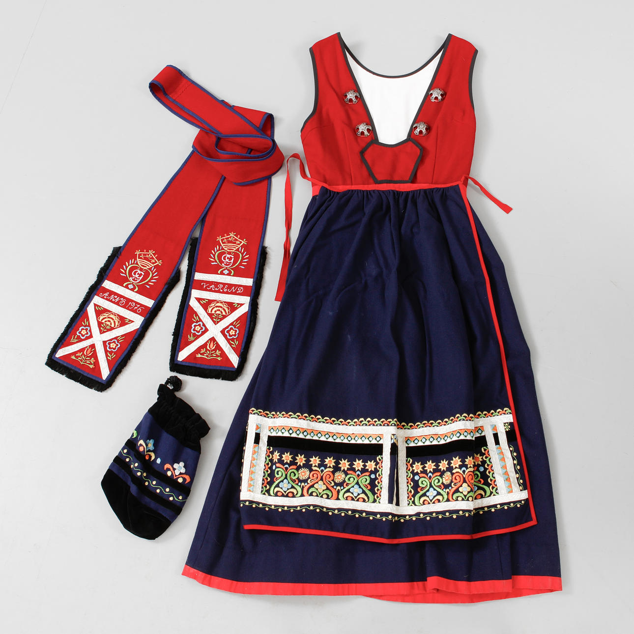 FOLKDRÄKT, Värend med smycken.