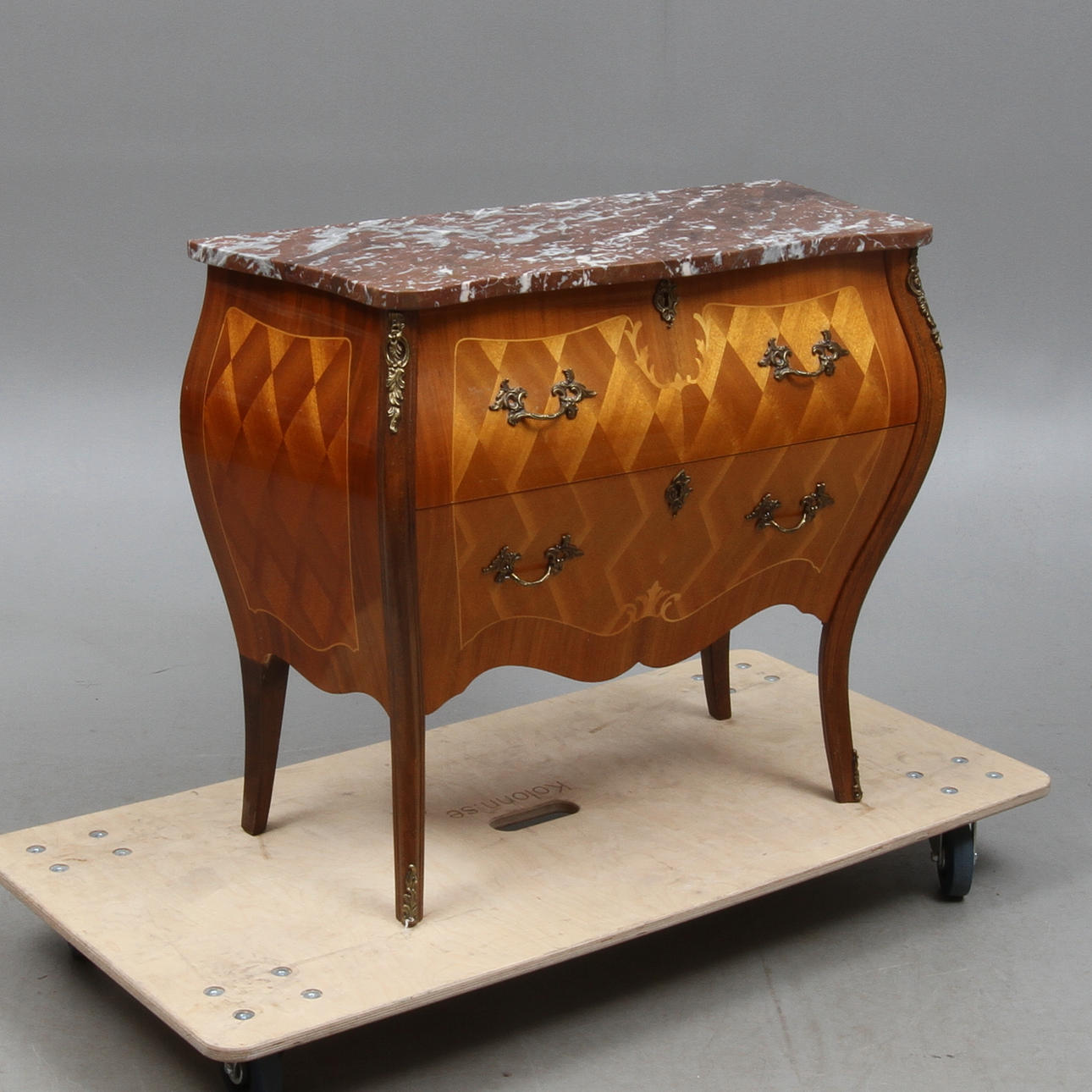 BYRÅ med stenskiva, rokokostil, 1900-tal.