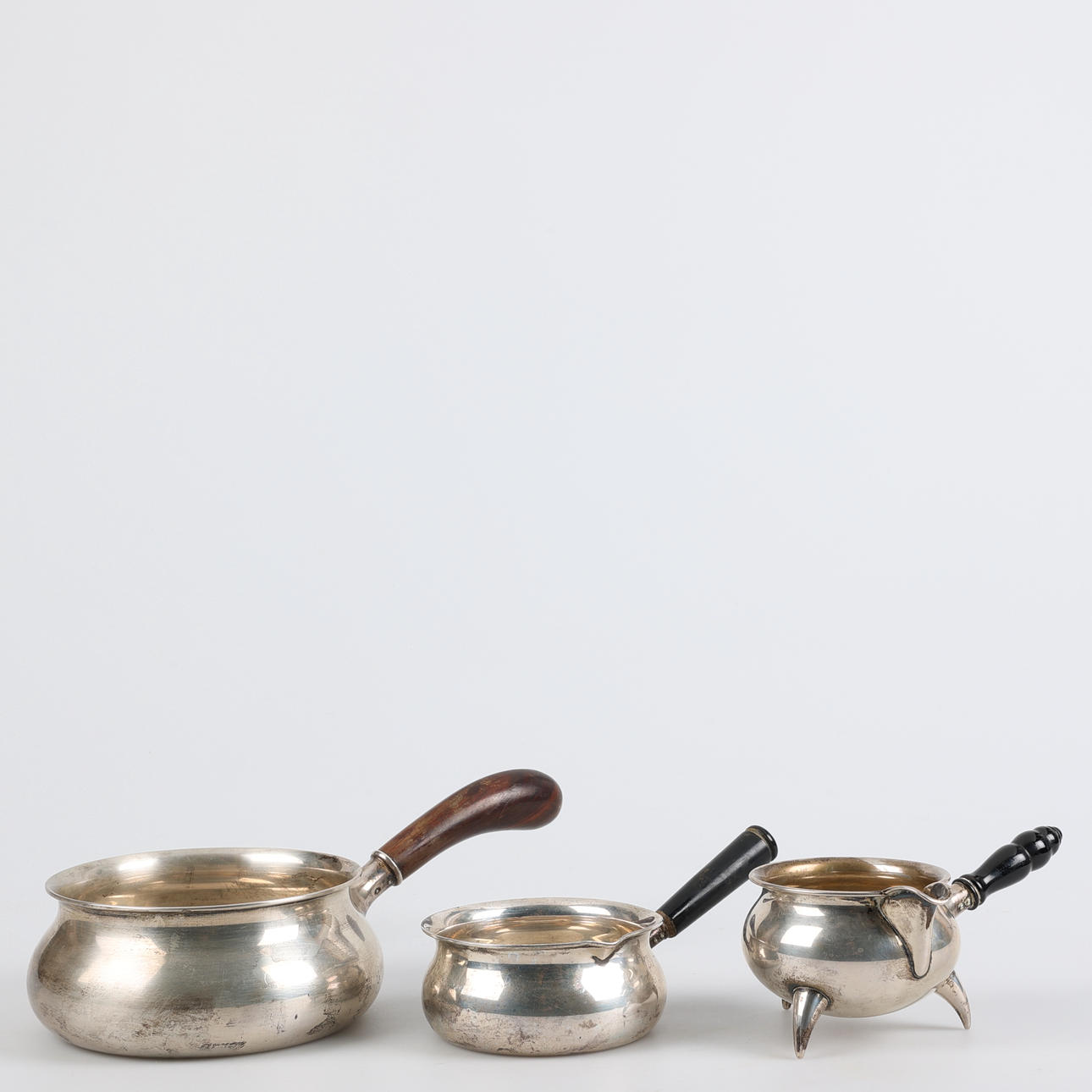 Un juego de 3 macetas, plateadas, de Dinamarca.