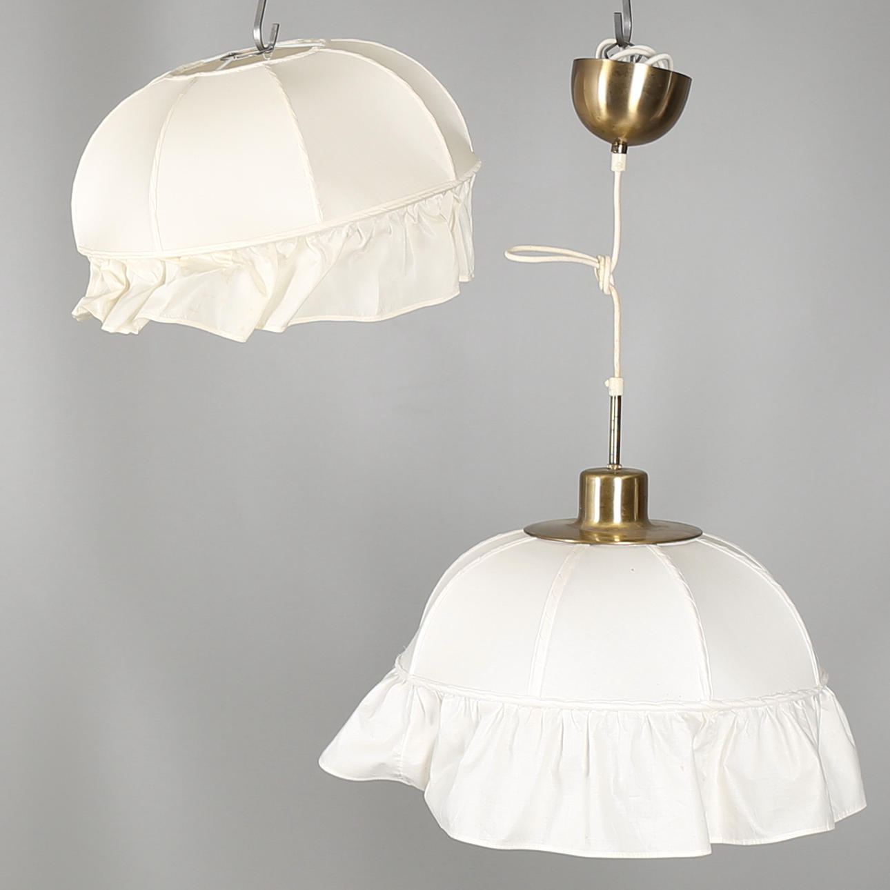 TAKLAMPA samt SKÄRM, mässingsmontage, textilskärm, 1900-talets andra hälft.