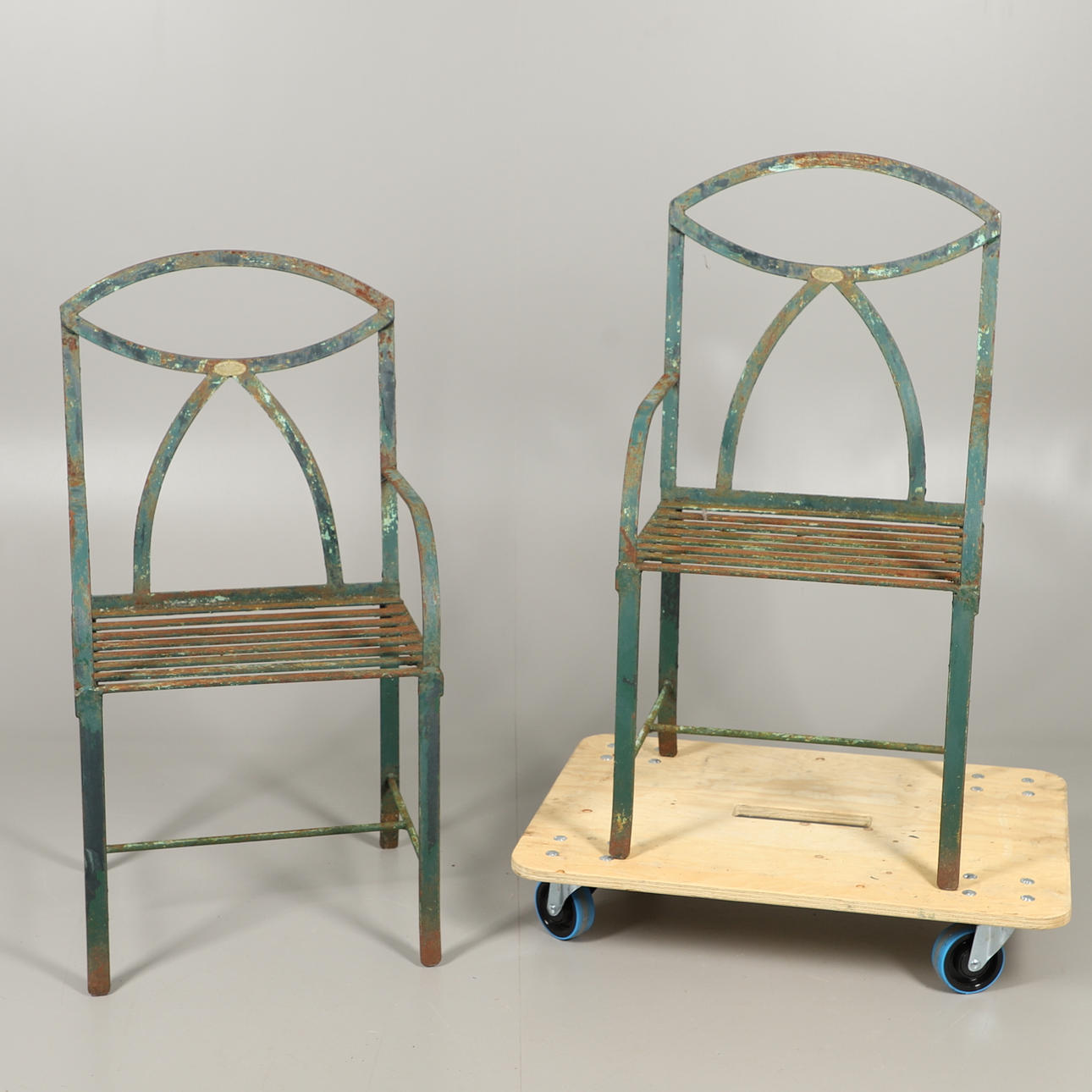 ET PAR SMEDEJERNS HAVESTOLE.