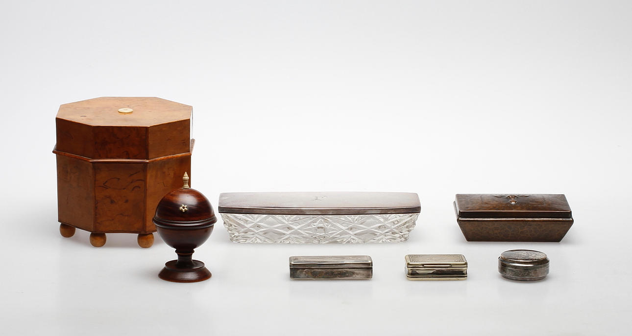 SKRIN OCH DOSOR, 7 delar, 1800-1900-tal.