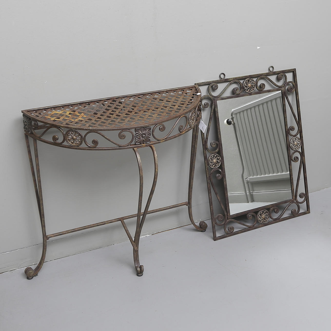 SPEGEL med TRYMÅBORD, metall, 1900/2000-tal.