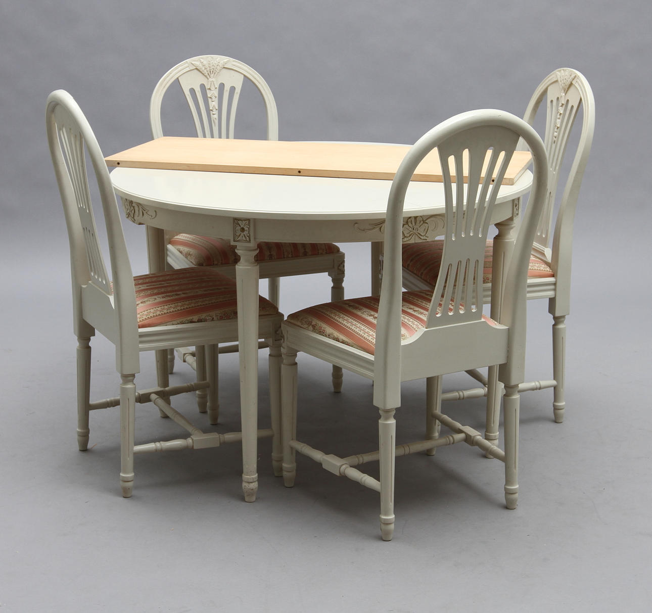 MATSALSMÖBEL. 6 delar, gustaviansk stil, bord, 4 stolar, skåp, iläggskiva.