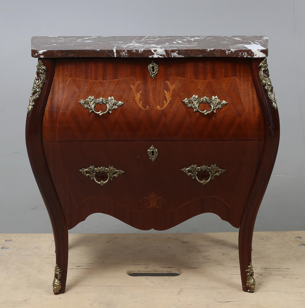 BYRÅ, rokokostil, 1900-tal.