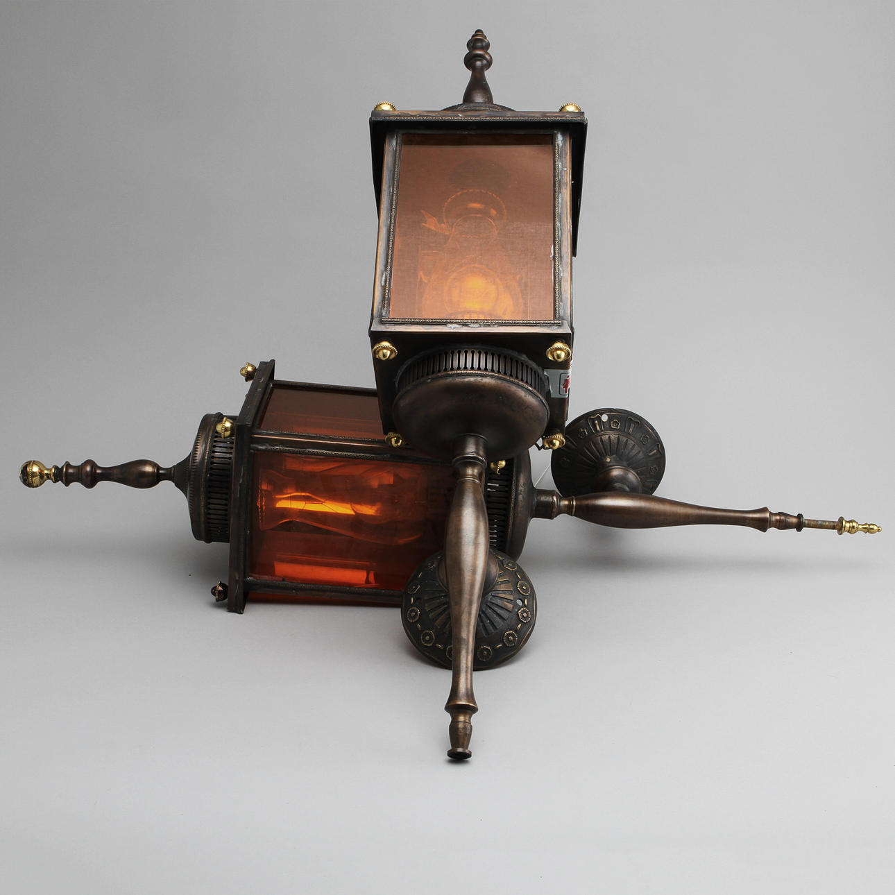 VÄGGLYKTOR, 1 par, 1900-talets senare hälft.