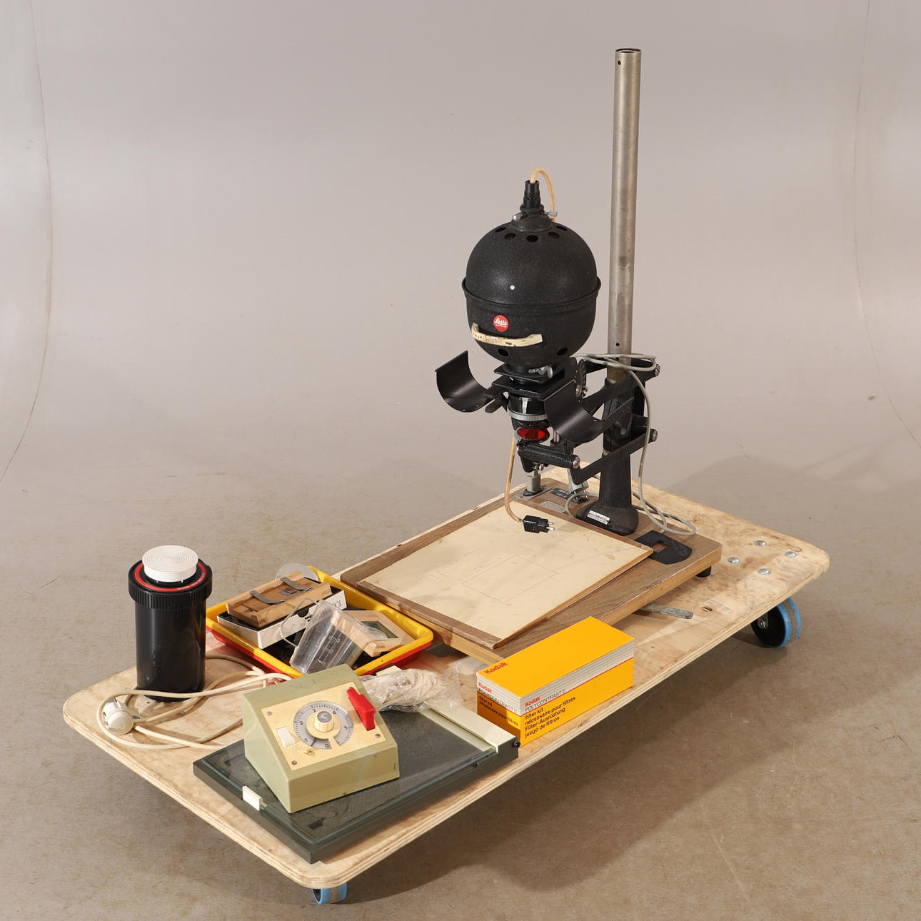 MÖRKRUMSUTRUSTNING, bl. a Leitz Wetzlar, 1900-talets andra hälft.