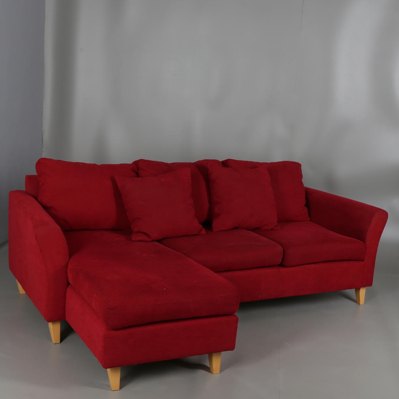 SOFFA i vinröd tygklädsel, 2-sitssoffa med schäslong, modern tillverkning.