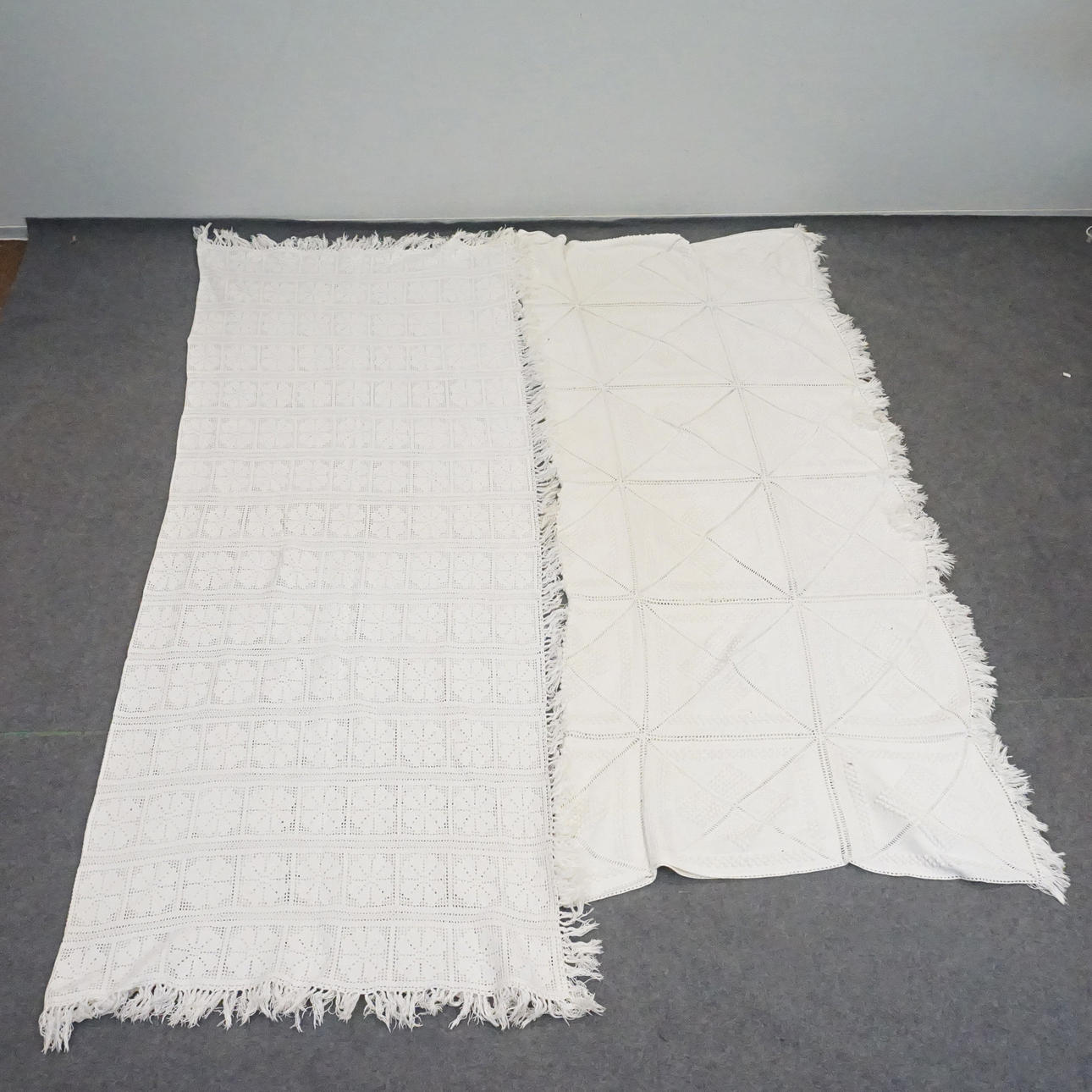 Pari virkattuja päiväpeitteitä.