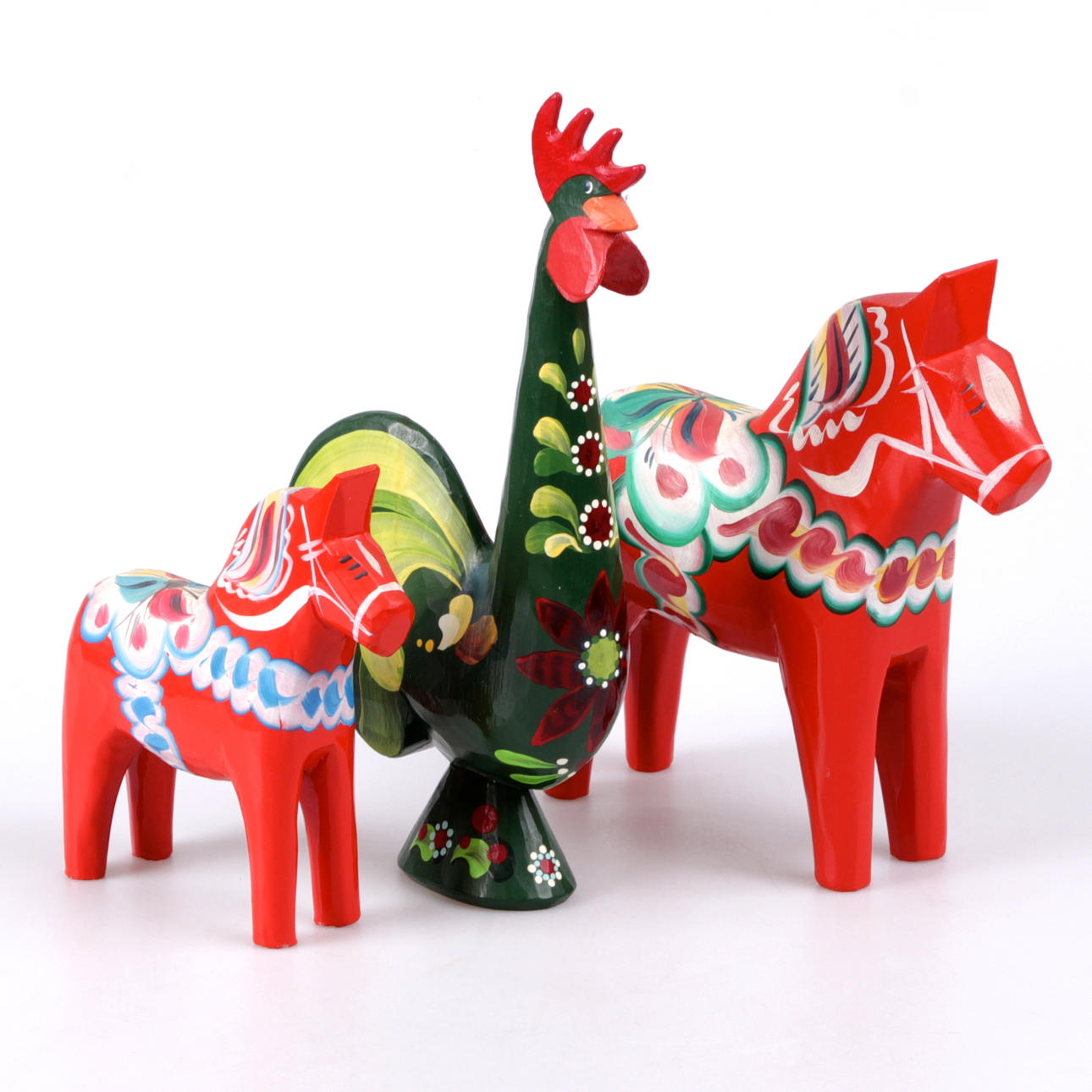 DALAHÄSTAR, samt tupp, 3 st. Delvis Nils och Grannas A Olssons Hemslöjd, Nusnäs.