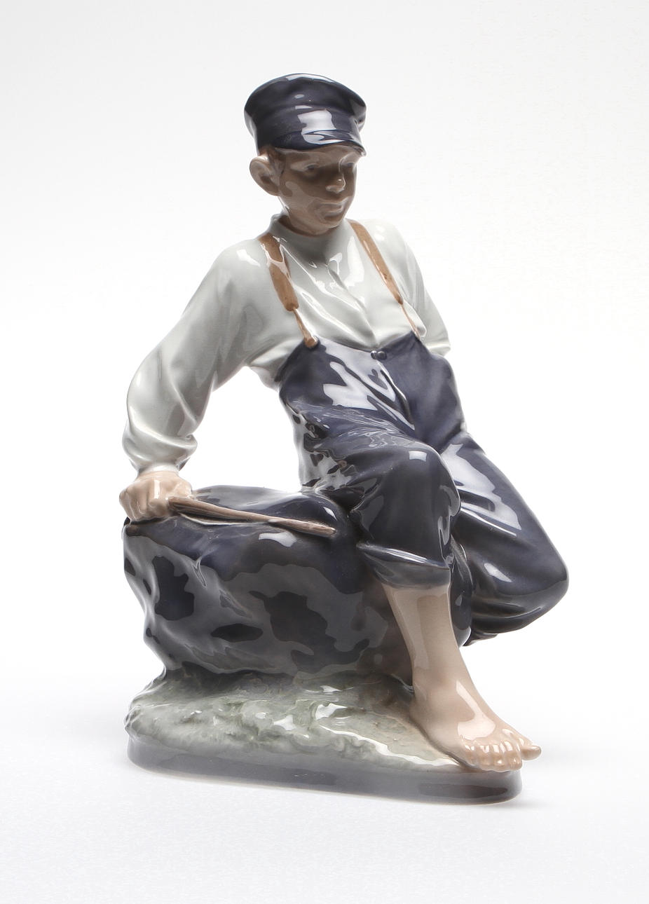 SITTANDE POJKE. Porslin, Kunglig Dansk.