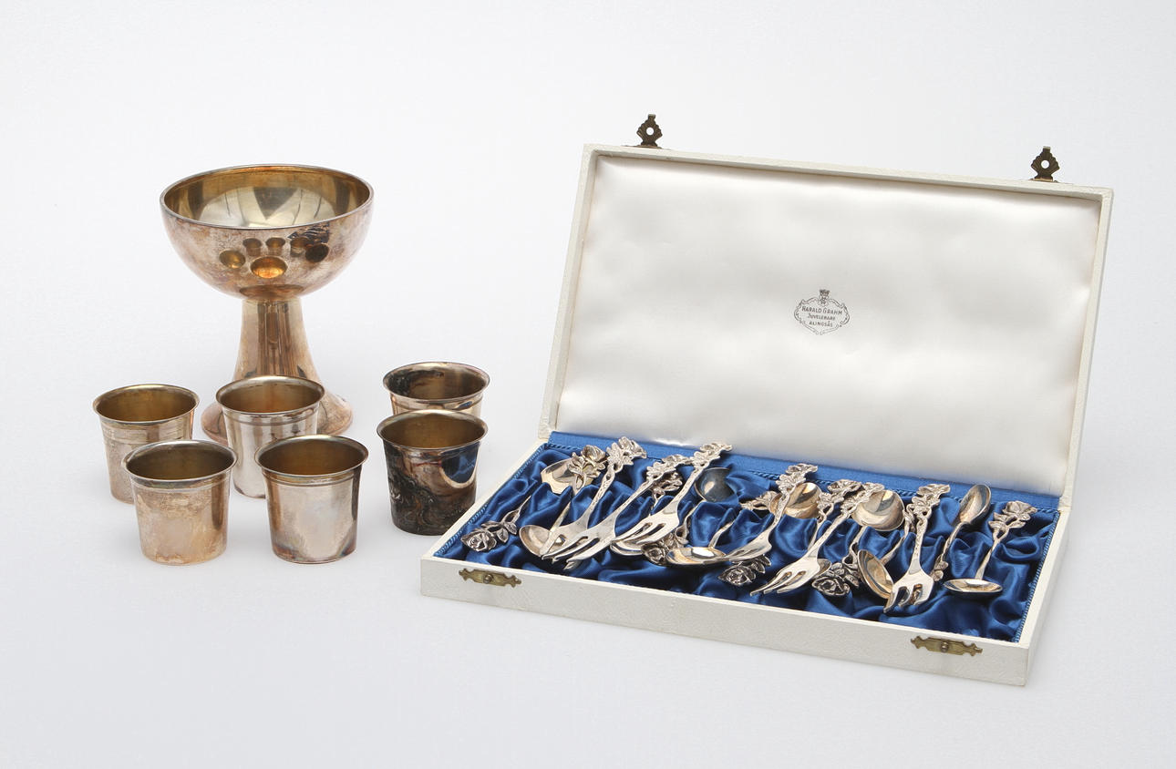 SILVER: 11 kaffeskedar, 6 tårtgafflar, 5 supkoppar samt en skål på fot. 1900-tal.