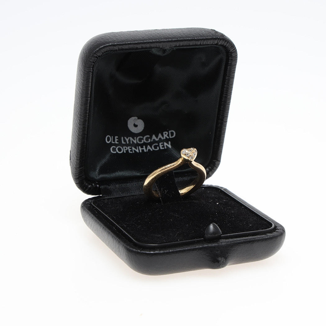 OLE LYNGGAARD. RING 'Hjerte' 18K guld.