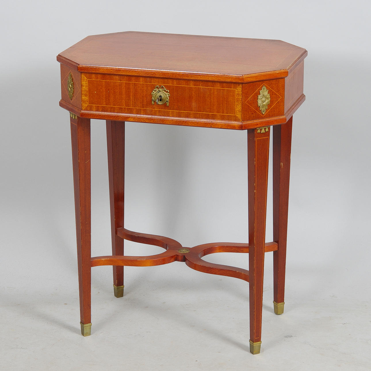 BORD MED LÅDA, mahogny med bronser, empirestil.